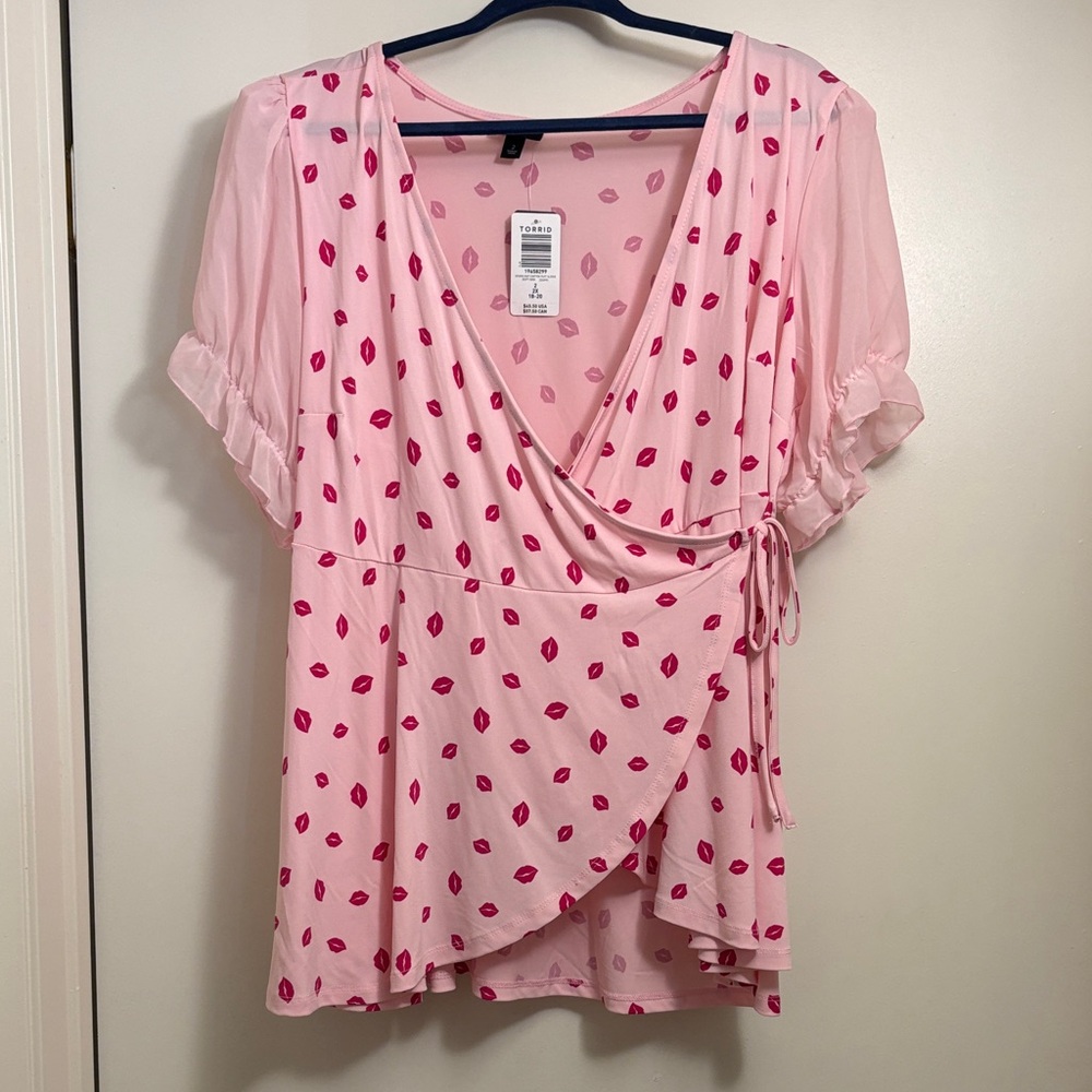 NWT Torrid pink lip print blouse size 2